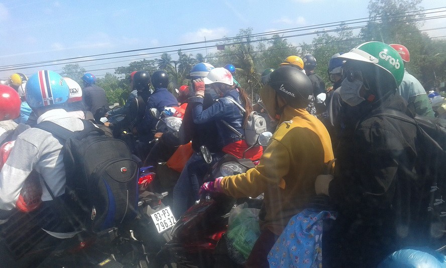 1A國道堵塞兩個多小時，只有摩托車才可緩慢行走。