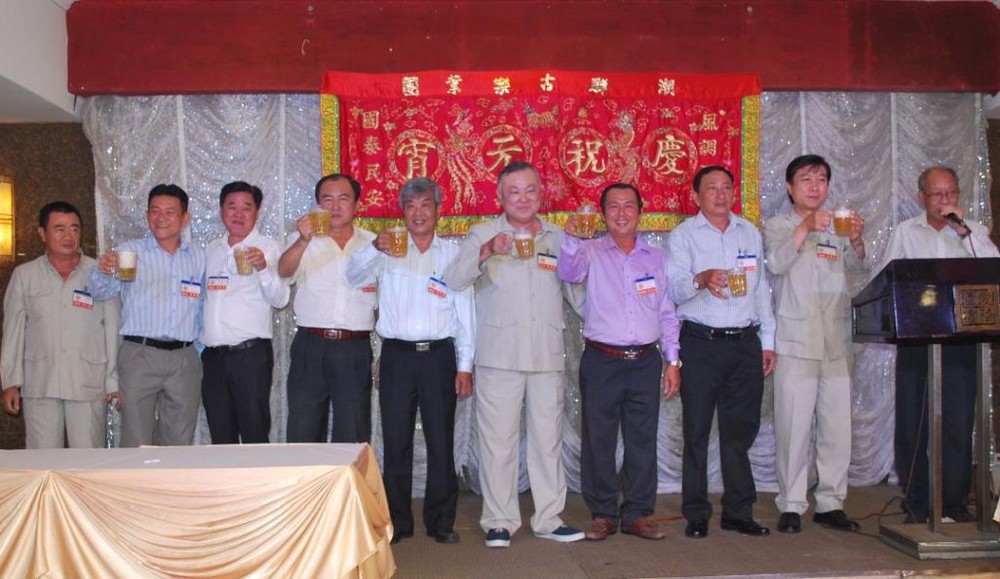 當晚，在新春的氣氛中，潮群古樂業團委員會一起上台向與會者敬酒。