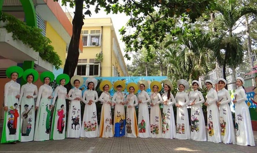 第五郡越華婦女參加長衫比賽。