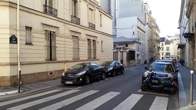 在華麗巴黎的靜寂西貢街（Rue de Saigon）。