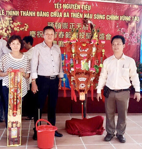 理事長鄒國榮（右（把“觀音蓮花寶燈”交給得主陸國明夫婦。