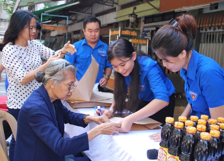 志願者指引民眾摺紙袋以提高環保知識。