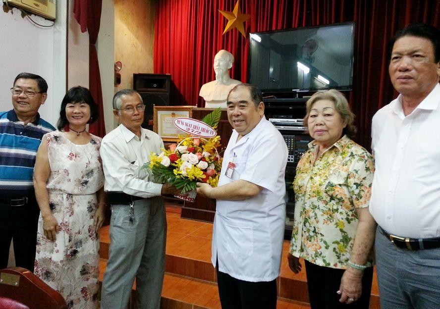 穆薩罕尼法醫師贈送禮物予醫師們。