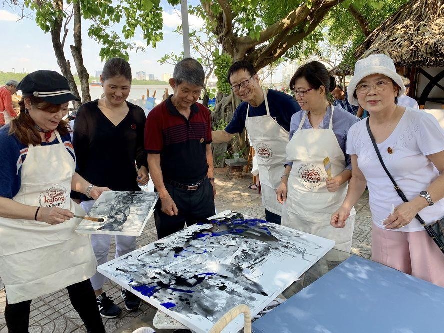 優秀藝人李克柔畫家(左三)與畫家們交流。