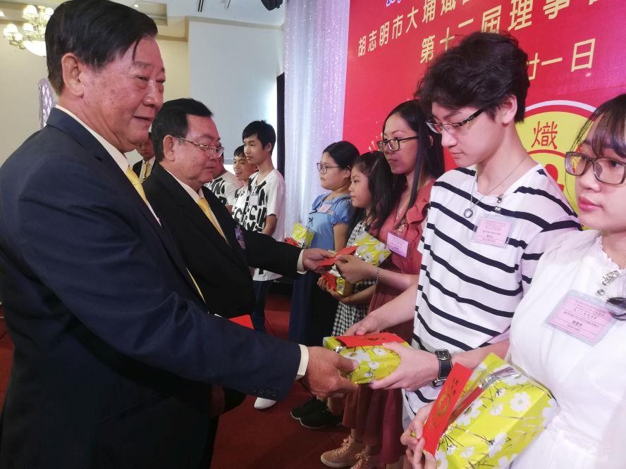 理事長黃仲光與常務副理事長黃尊海向 優秀生頒獎。