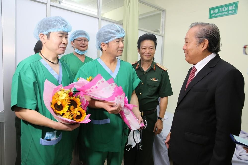 政府常務副總理張和平（右）親往看望並祝賀本市175軍醫院的領導、幹部與人員。（圖源：孟雄）