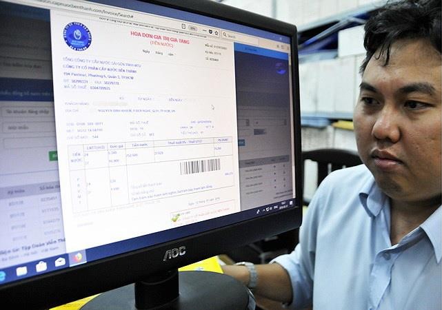 以電子發票，民眾可以透過電腦、移動設備來掌握資訊以及輕易在網上付款。