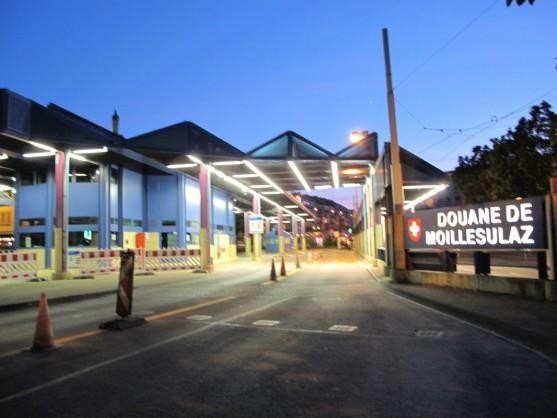 夜晚的瑞法邊境。（圖源：互聯網）