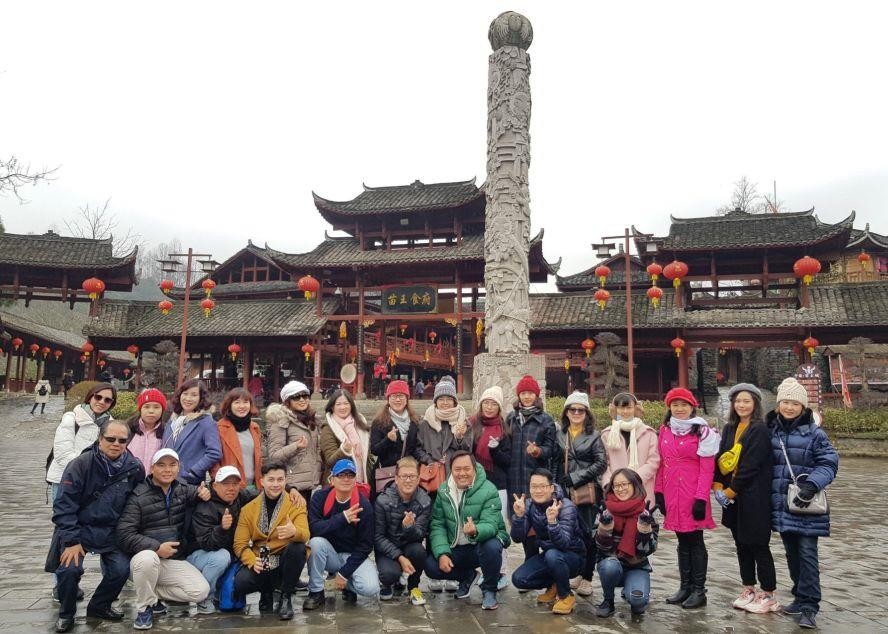 旅遊業者與媒體考察團在景點合影。