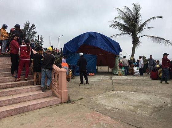 遇難漁民屍體被打撈上岸後，有關部門展開屍檢入殮。（圖源：河靖報）