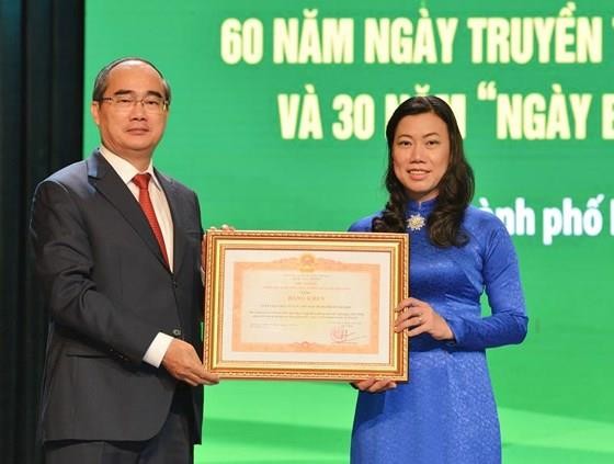 市委書記阮善仁轉授政府總理獎狀給市越南祖國陣線委員會代表。（圖源：越勇）