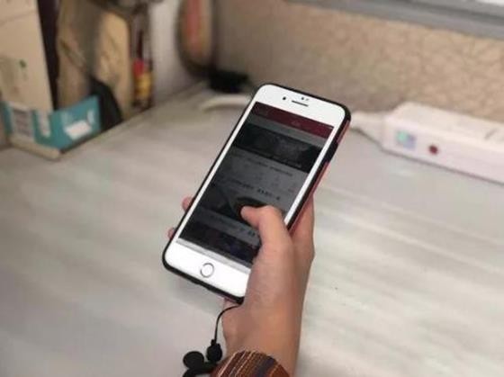 意大利羅馬市禁止公務員上班玩手機。(示意圖源:互聯網)