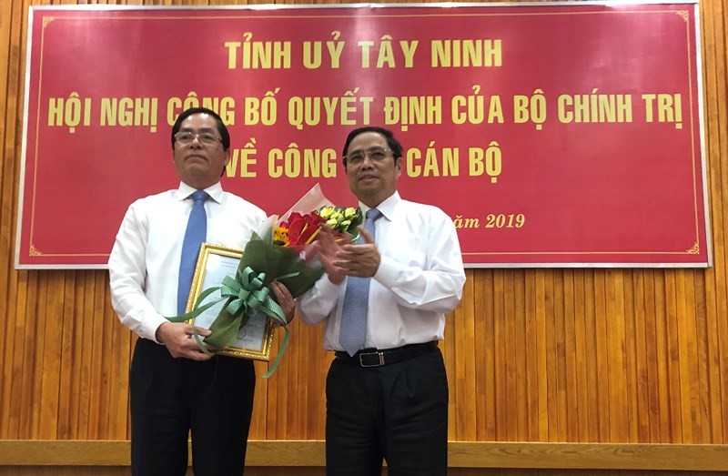 中央組織部長范明政向范曰清同志（左）頒授黨中央政治局關於委任2015-2020年任期西寧省省委書記職務的《決定》並贈送鮮花表示祝賀。（圖源：黎映）
