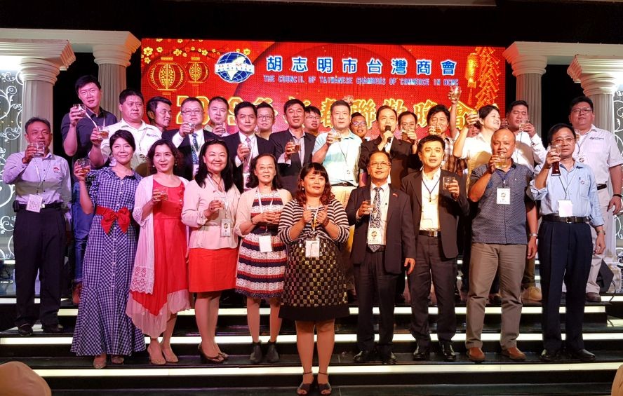 本市台商會全體理監事上台敬酒。