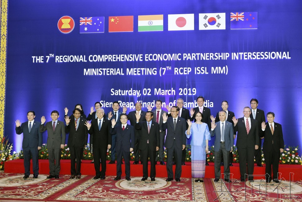 與會各國部長合照。（圖源：共同社）