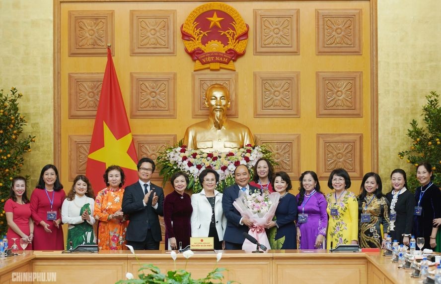 阮春福總理與女企業家代表合影。(圖源:光孝)