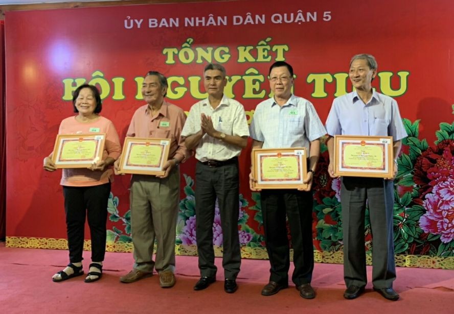 組委會向各社團、會館頒發獎章。