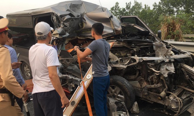 客車與卡車相撞 多名乘客受重傷 ảnh 1 客車與卡車相撞 多名乘客受重傷 ảnh 1
