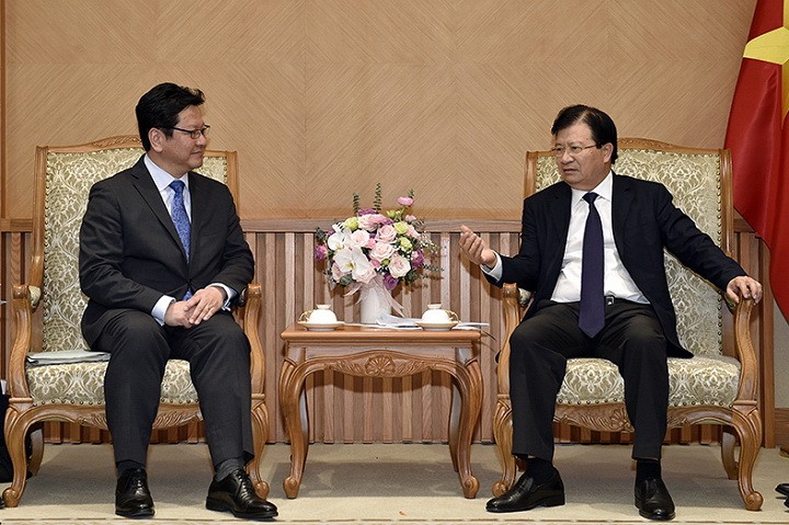 政府副總理鄭廷勇(右)接見日本國際協力銀行(JBIC)執行經理兼財政、能源與資源領域的全球經理山田雅章。(圖源:VGP)
