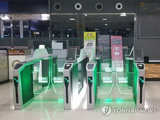 圖為濟州機場生物識別專用閘門。(圖源:韓聯社)