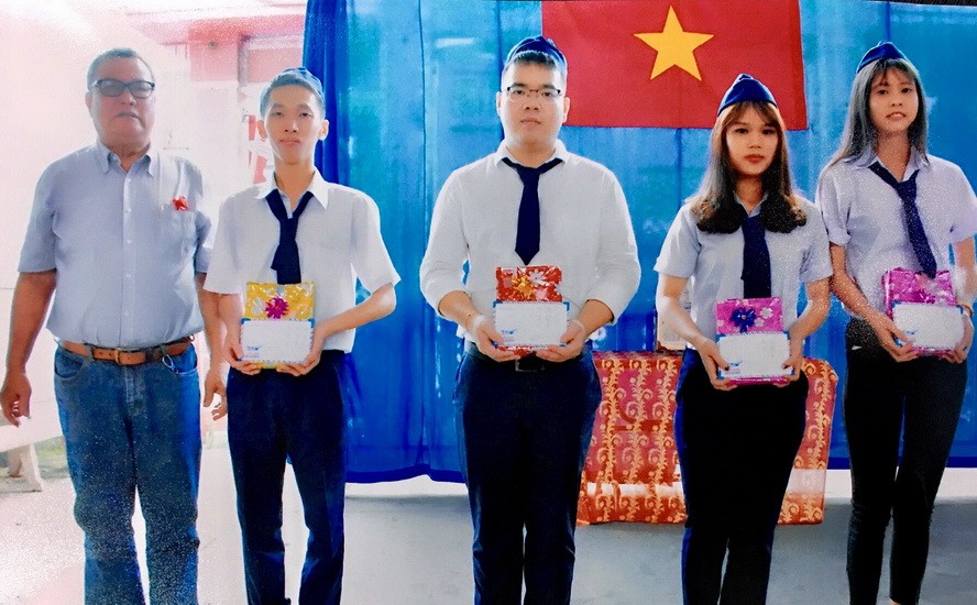 忠義華文學校董事長李鴻才(左一)向優秀生頒獎。