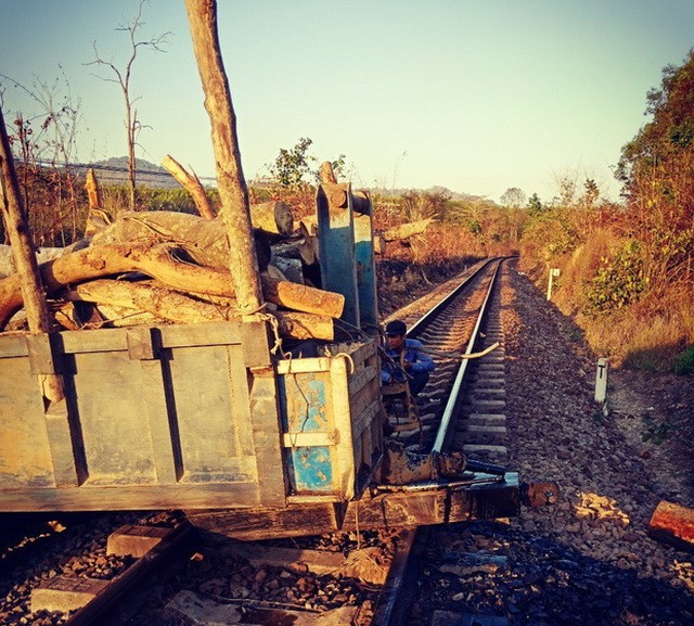 被卡在鐵路的一輛無主拖曳車。（圖源：TN）