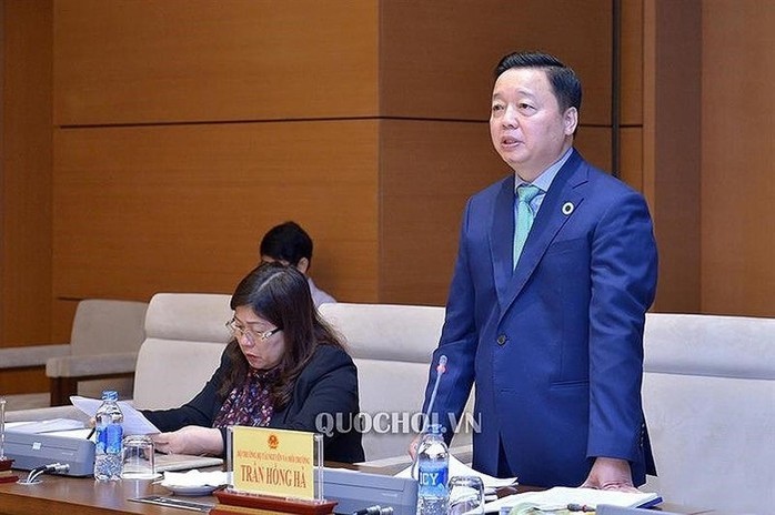 資源與環境部長陳紅河(右)在會議上發言。(圖源:Quochoi.vn)