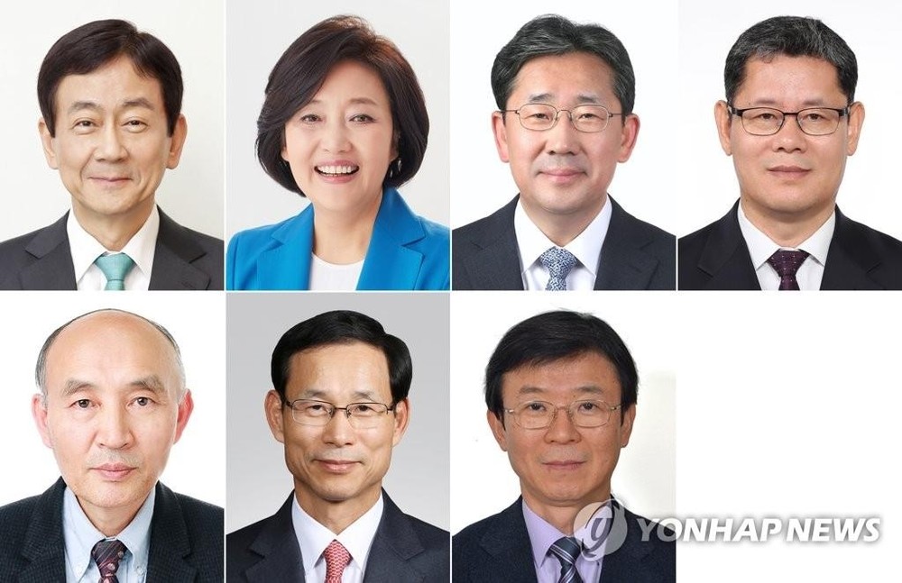 第一排左起依次為行政安全部長官被提名人陳永、中小風險企業部長官被提名人樸映宣、文化體育觀光部長官被提名人樸良雨、統一部長官被提名人金煉鐵、科學技術信息通信部長官被提名人趙東浩（第二排左起）、國土交通部長官被提名人崔政浩、海洋水產部長官被提名人文成赫。（圖源：韓聯社）