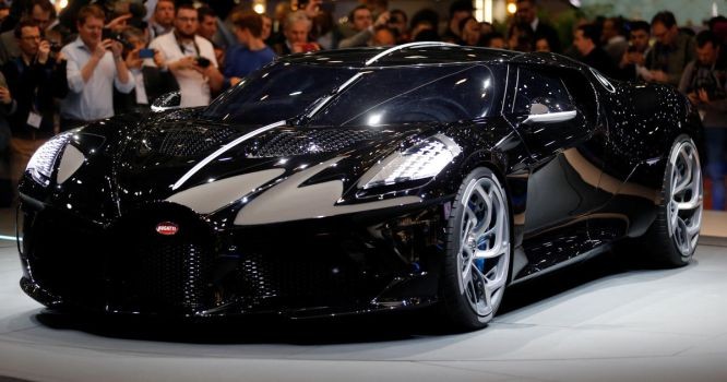 在剛剛開幕的日內瓦車展上,Bugatti(布加迪)發佈保密多時的神秘超跑“La Voiture Noire”,全球僅有這一輛。(圖源:路透社)