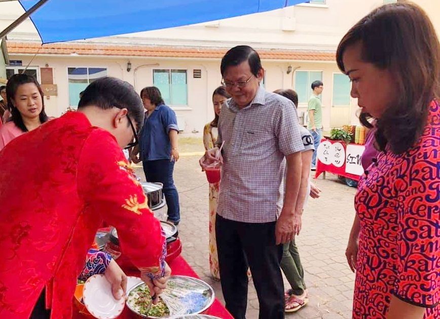 阮晉豐總編輯品嚐本報員工烹飪的華人美食。