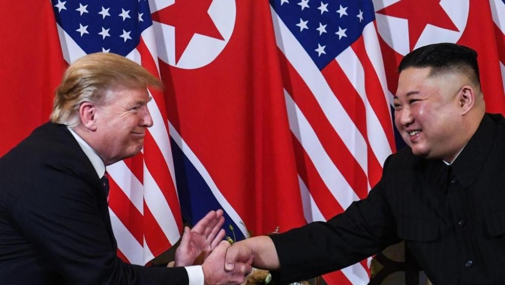美國總統特朗普和朝鮮領導人金正恩二次峰會時握手。(圖源:AFP)