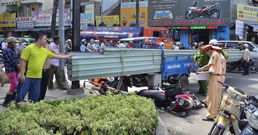 一輛運鋅板的三輪車在第十郡阮知方街與 摩托車發生碰撞,導致騎摩托車者受傷。
