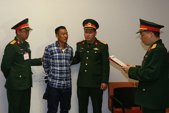 警方向嫌犯黎光孝雄宣讀拘捕令。(圖源:Mod)