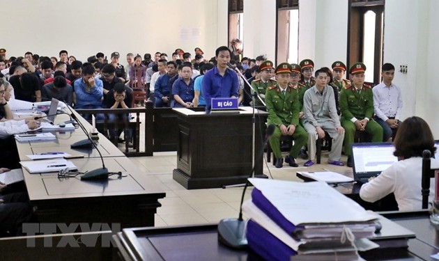 網上賭博團夥案審庭現場。(圖源:越通社)