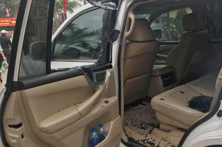 汽車後窗玻璃被砸破現場。（圖源：范瓊）
