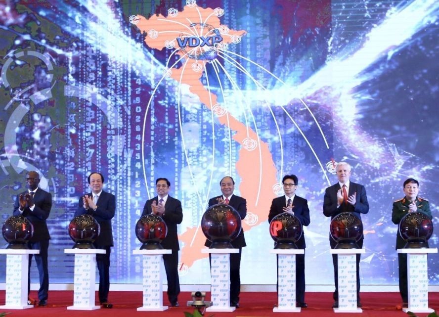 在儀式上,政府總理阮春福、中央組織部長范明政、副總理武德膽與中央各機關領導和國際貴賓代表已啟動國家文本聯通網站。(圖源:越通社)