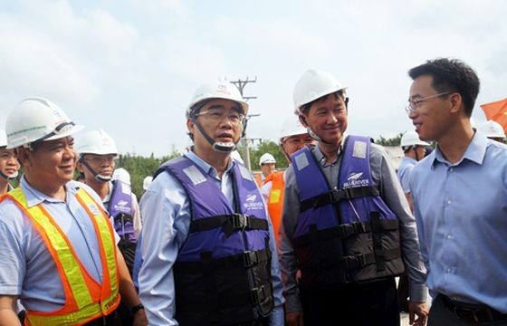 市委書記阮善仁視察治水工程。(圖源:友元)
