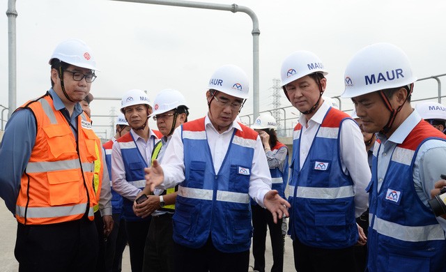 市委書記阮善仁(前左二)實地視察地鐵1號線。（圖源：自忠）