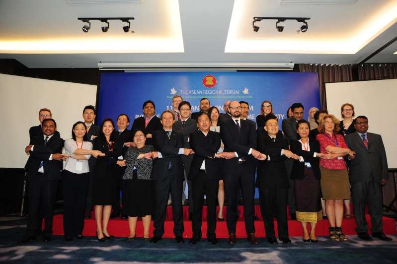 與會者以“東盟式”握手合照。（圖源：江清）