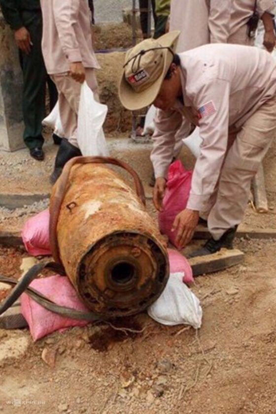 MAG專家將戰後遺留的老炸彈搬移現場。（圖源：光河）