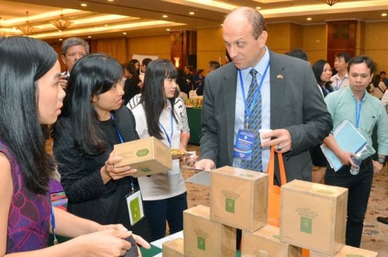 越南企業向國際客戶推介產品。(圖源:晉盛)