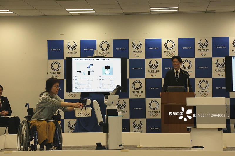 圖為生活支援機器人HSR(Human Support Robot)。通過電腦指令，機器人可通過前方的手臂完成運送任務。（圖源：互聯網）