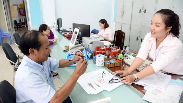 新平郡第四坊人委會幹部給民眾提供備用眼鏡。