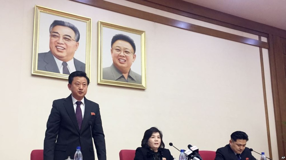 朝鮮外務省副相崔善姬(中)15日在平壤緊急召開記者會。(圖源:互聯網)