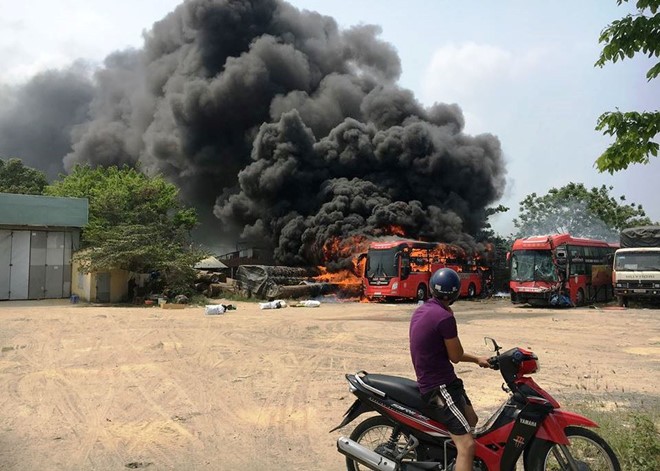 邊和市某廢料堆發生火警 ảnh 1