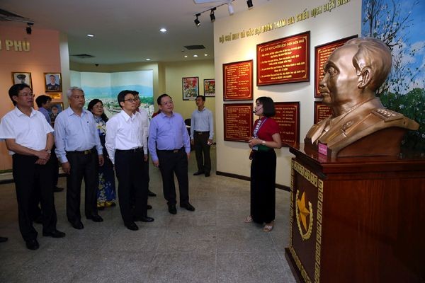 政府副總理武德膽參觀奠邊府大捷博物館。(圖源:廷南)