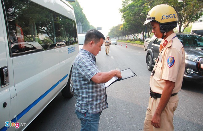 安霜交警隊副隊長武志心中校：首天處罰，司機及乘客均對上述規定感到愕然。（圖源：安輝）