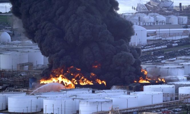 當地時間3月19日,美國休斯敦郊區一油庫起火進入第三天。當地消防局官員表示,目前無法確定石化儲存企業ITC公司在迪爾帕克油庫的火災還將持續幾天。(圖源:AP)