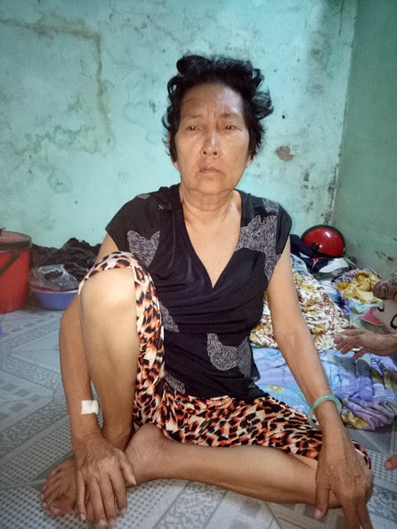 駱桂香身體很虛弱，坐起身都要有人扶一把。