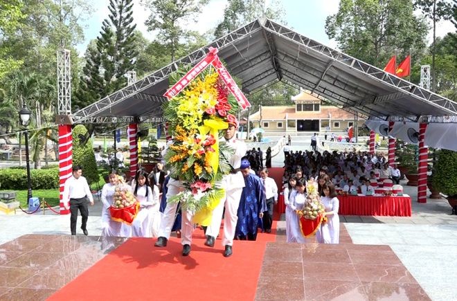 安江省領導和各機關代表獻花圈緬懷孫德勝主席。（圖源：仲信）